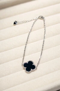 Pulseira Trevo Onix M Prata 925 no Ródio Branco