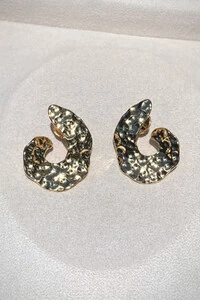 Brinco Dourado Curvado Martelado