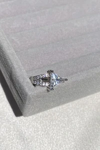 Fake Piercing Zircônias Triângulo Ródio Branco