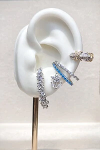 Fake Piercing Earhook Zircônias Azuis Ródio Branco