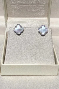 Brinco Trevo Zircônias M Madrepérola Prata 925 Ródio Branco