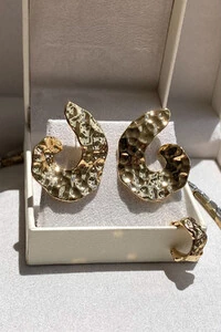 Brinco Dourado Curvado Martelado