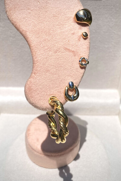 FotoBrinco Argola Tubo Torcida Ouro 18k