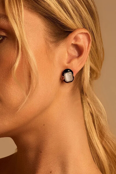 FotoBrinco Dourado Stud Esmaltado Resina Preta