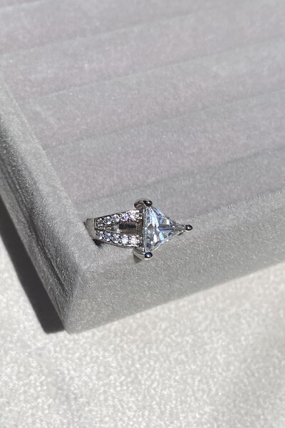 Foto Fake Piercing Zircônias Triângulo Ródio Branco