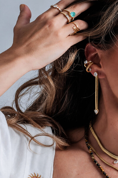Foto Brinco fio detalhe gota zircônia ouro 18k.