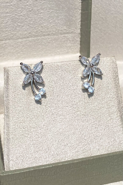 FotoBrinco Flor Zircônias Navete Ródio