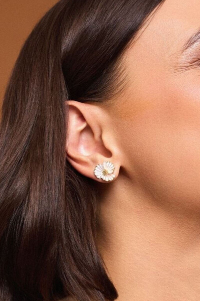 Foto Brinco Flor Esmalte Branco Banhado no Ouro 18k