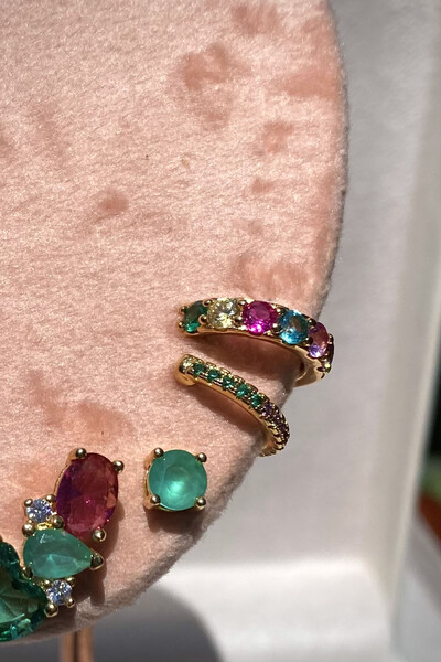 FotoFake Piercing Fino Zircônias Coloridas Ouro 18k