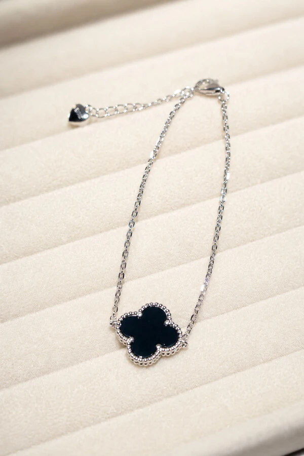 Pulseira Trevo Onix M Prata 925 no Ródio Branco