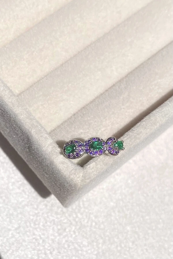 Fake Piercing Fino Zircônias Verde esmeralda e Lavanda Ródio Branco