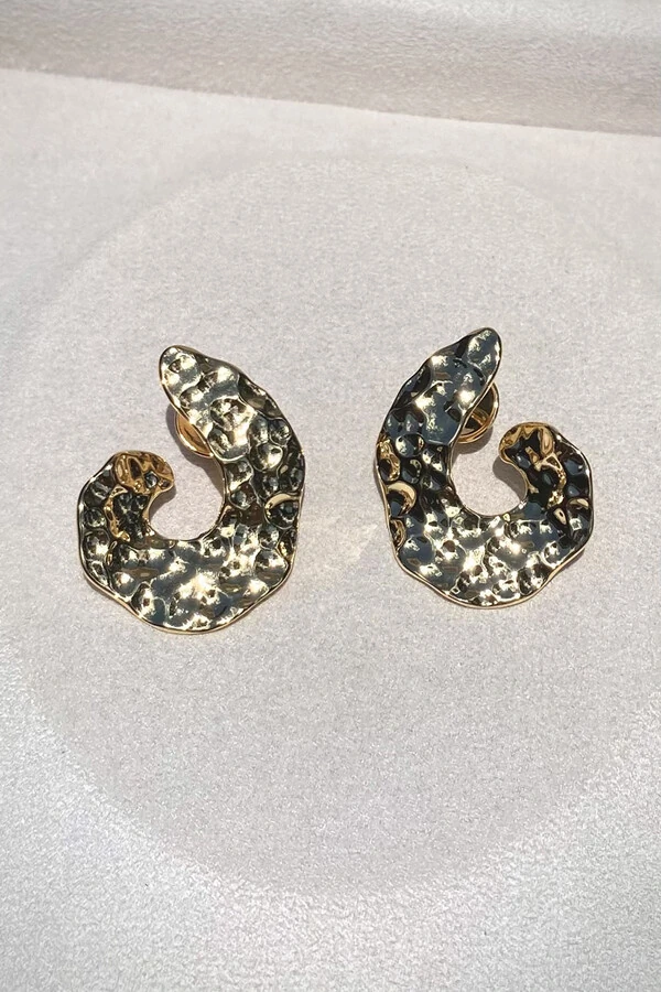 Brinco Dourado Curvado Martelado