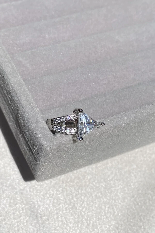 Fake Piercing Zircônias Triângulo Ródio Branco