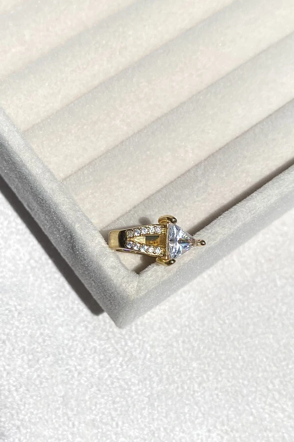 Fake Piercing Zircônias Triângulo Dourado