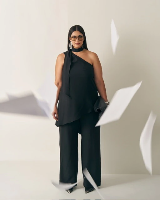 FotoConjunto calca reta+ blusa um ombro e faixa quebela