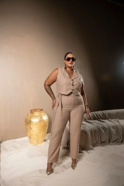 Fotopre venda conjunto colete cropped com calca cenoura cinto ilhos divas