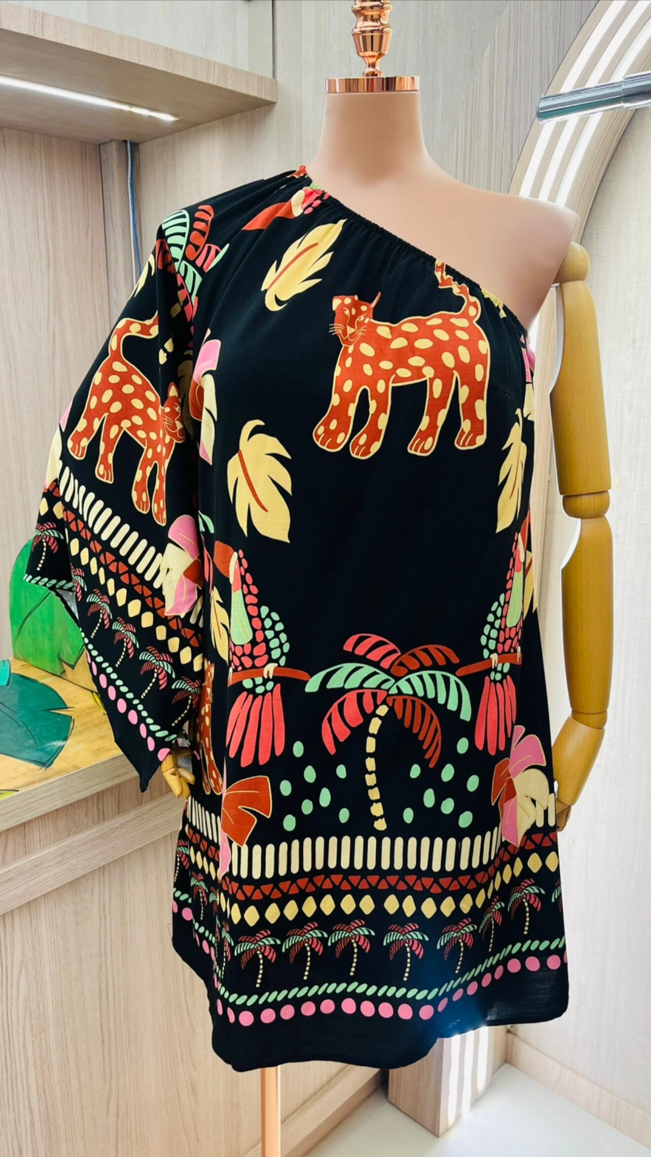 Fotovestido um ombro estampa libe