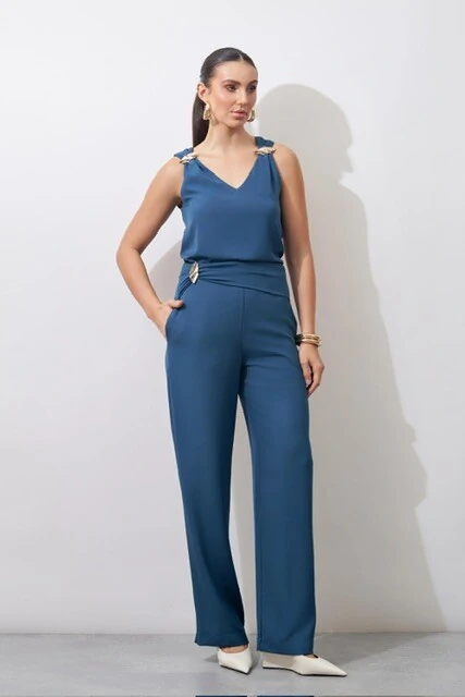 Fotocalca may com fivela dourada no cos kayla