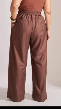 calca alfaitaria com cos deslocaldo reta collab kayla