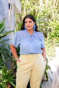 blusa com detalhes de renda macrame e babadinhos predil