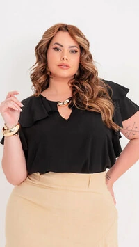 blusa lisa com babados e detalhe no decote fivela dourada predil