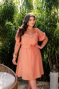 vestido manga curta decote quadrado com cinto entrelacado predil