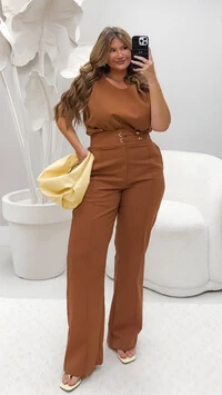 pre venda conjunto linho regata com detalhe lateral cropped midi+ calca reta com detalhe ilhos e bot