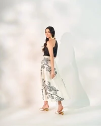 saia midi estampa efeito bordado quebela