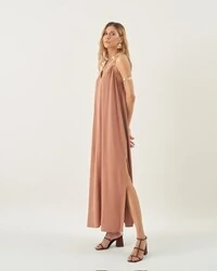 vestido longo com argolas quebela
