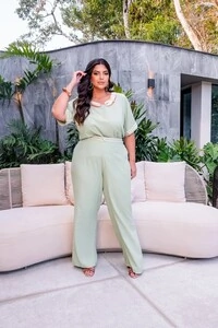 conjunto blusa e calca com detalhe cut out com cordao predil