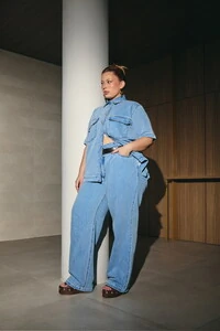 Camisa jeans over dois bolsos izzat