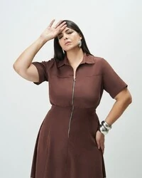 vestido evase com ziper frontal quebela