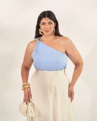 blusa um ombro fivela dourada quebela