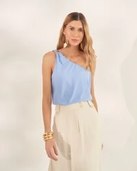 blusa um ombro fivela dourada quebela