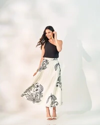 saia midi estampa efeito bordado quebela