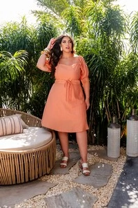 vestido manga curta decote quadrado com cinto entrelacado predil
