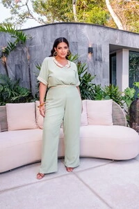 conjunto blusa e calca com detalhe cut out com cordao predil