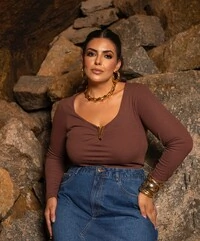 pre venda blusa detalhe aro v decote canelado ribana season divas