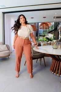 calca em linho com vinco e bolsos elastico cos costas predil