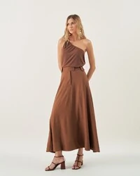 blusa um ombro fivela dourada quebela