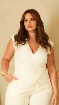 blusa em malha lasie com detalhe fivela lateral upper