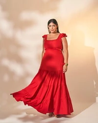 vestido longo com manga babado e cut out abaixo do busto quebela