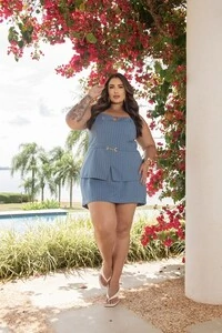 pre venda conjunto blusa com fivela risca de giz e saia shorts divas