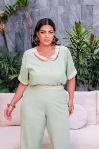 conjunto blusa e calca com detalhe cut out com cordao predil