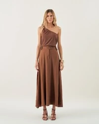 blusa um ombro fivela dourada quebela