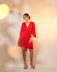 vestido fluido decote transpassado com faixa luxury quebela