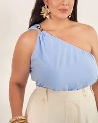 blusa um ombro fivela dourada quebela