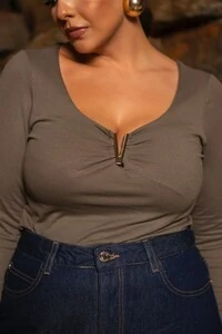 pre venda blusa detalhe aro v decote canelado ribana season divas