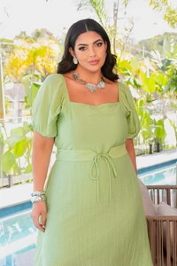 vestido manga curta decote quadrado com cinto entrelacado predil