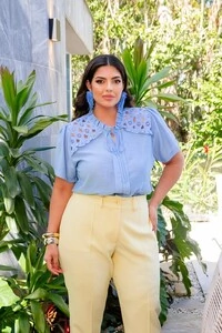 blusa com detalhes de renda macrame e babadinhos predil
